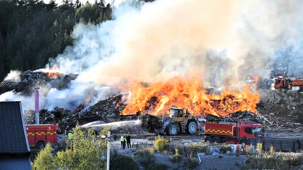 Rusl að brenna á vegum rusldrottningarinnar