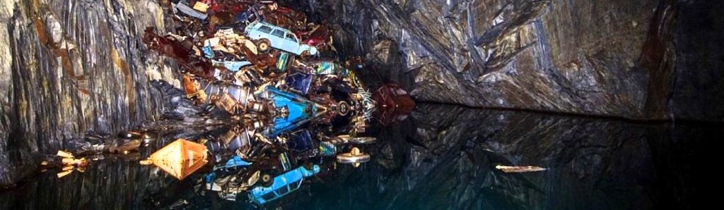 Dularfullur bílakirkjugarður fannst í afviknum helli