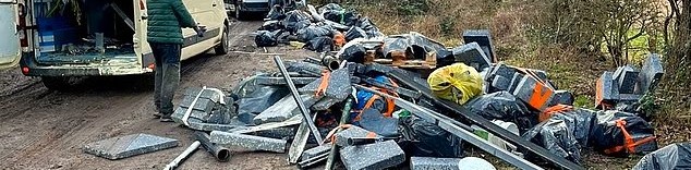 Stór ólöglegur ruslahaugur spratt upp í Bradford í skjóli nætur Stór ólöglegur ruslahaugur spratt upp í Bradford í skjóli nætur